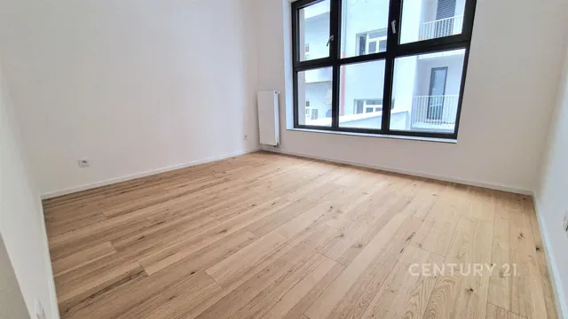 Woonkamer; uitzicht, houten vloer, natuurlijk licht