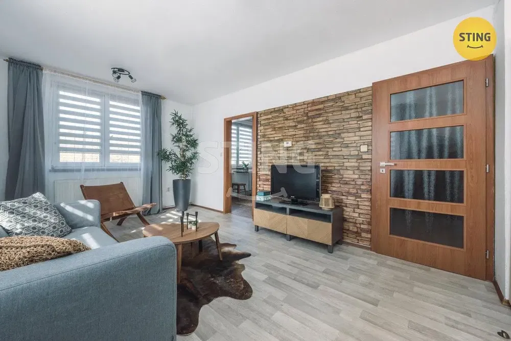 Obývačka; prirodzené svetlo, moderný štýl, drevená podlaha