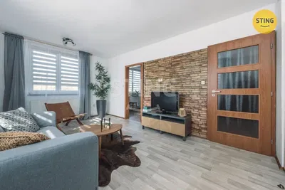 Obývačka; prirodzené svetlo, moderný štýl, drevená podlaha