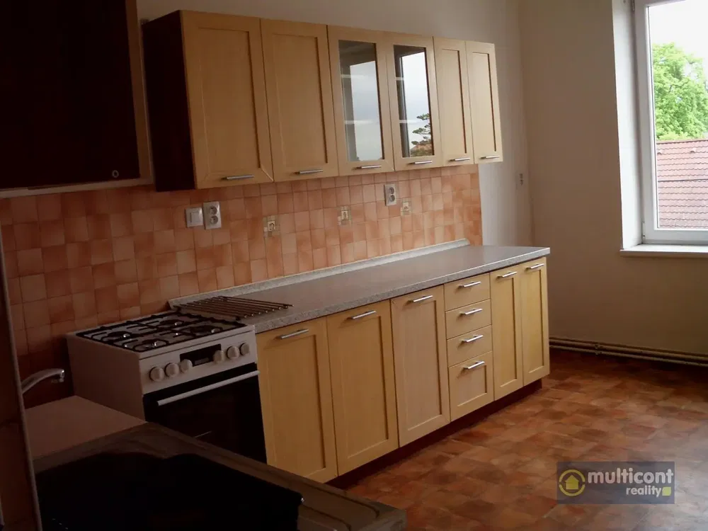Cucina; elettrodomestici, pavimento in piastrelle, vista
