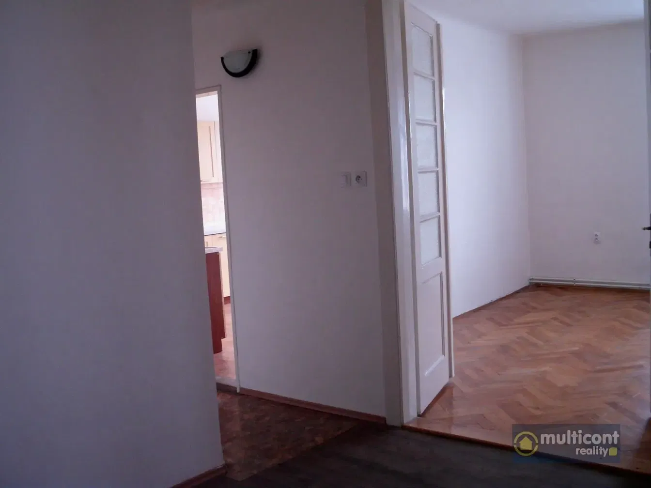 Soggiorno; pavimento in legno, luce naturale