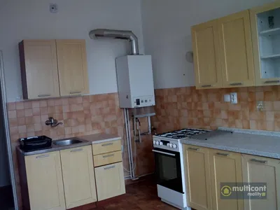 Cucina; scaldabagno, pavimento in piastrelle