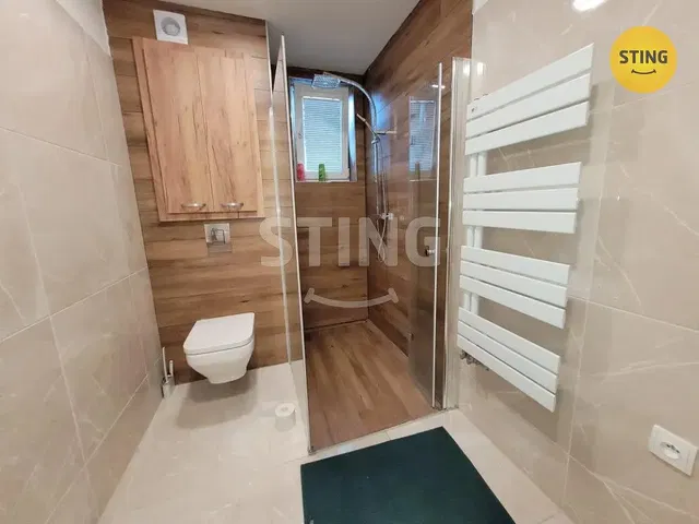 Bagno; pavimento in piastrelle, ristrutturato, luce naturale, stile moderno