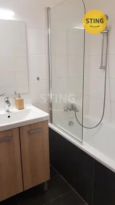 Kúpeľňa; dlažba, po rekonštrukcii, prirodzené svetlo, moderný štýl