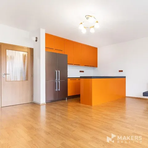 Cocina; electrodomésticos, suelo de madera, luz natural