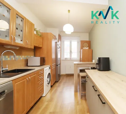 Kuchyňa; kuchynské spotrebiče, prirodzené svetlo, moderný štýl