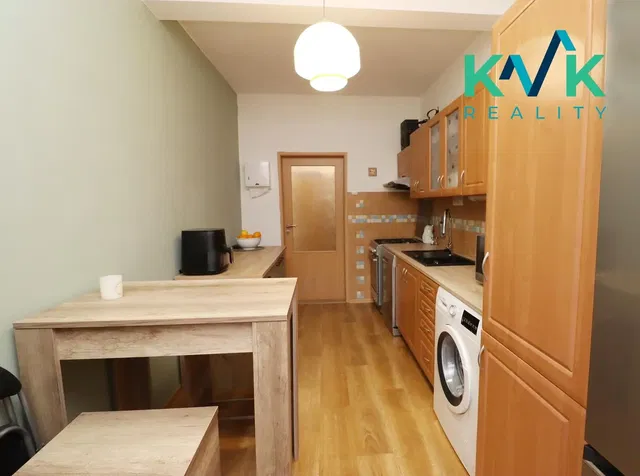 Kuchyňa; kuchynské spotrebiče, drevená podlaha, prirodzené svetlo