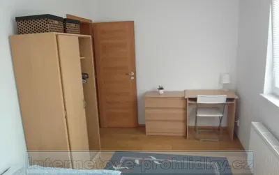 Schlafzimmer; holzboden, tageslicht