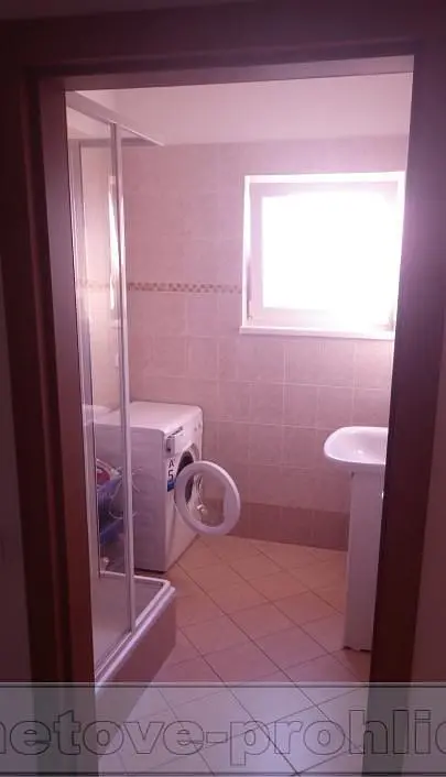 Badezimmer; fliesenboden, tageslicht