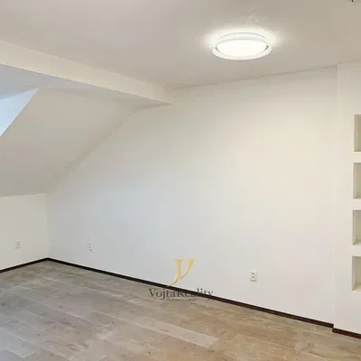 Kinderzimmer; holzboden, tageslicht