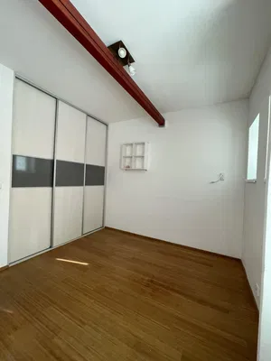 Schlafzimmer; holzboden, tageslicht