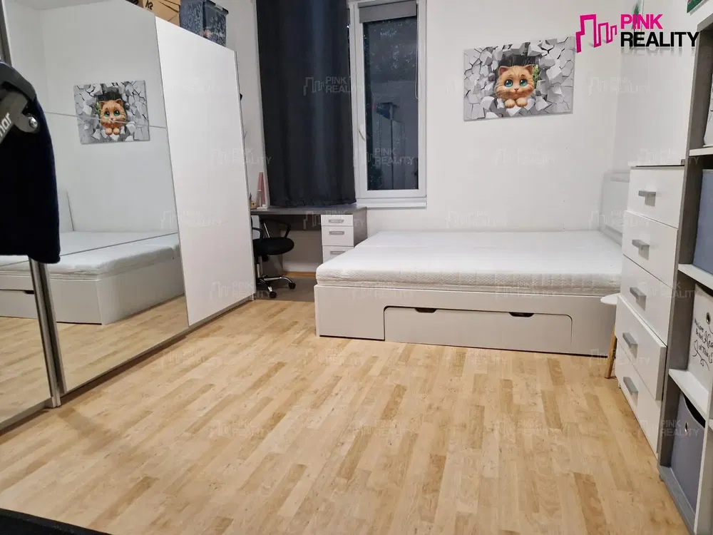 Schlafzimmer; holzboden, moderner stil, tageslicht