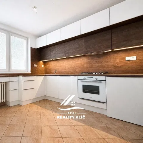 Кухня; кухненски уреди, плочки, естествена светлина, модерен стил