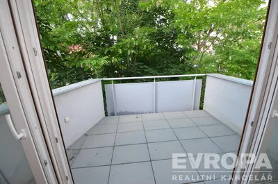 Balkon; podłoga z płytek, widok