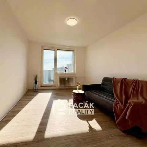 Obývačka; prirodzené svetlo, drevená podlaha