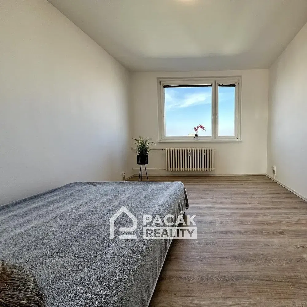 Spálňa; prirodzené svetlo, drevená podlaha, výhľad