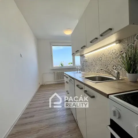 Kuchyňa; kuchynské spotrebiče, prirodzené svetlo, moderný štýl