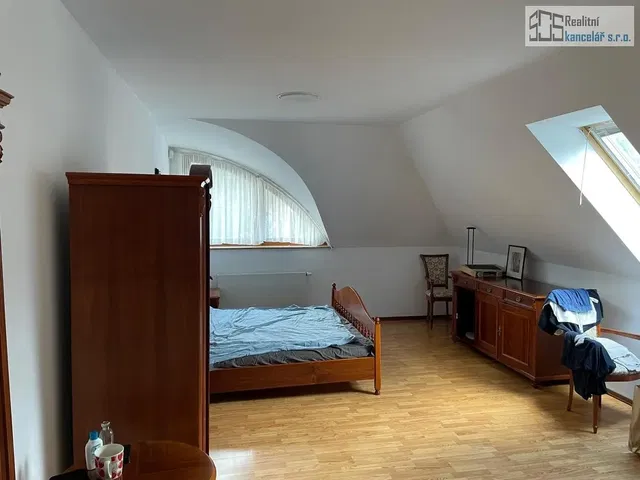 Спалня; дървен под, естествена светлина