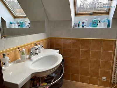 Banyo; fayans zemin, doğal ışık