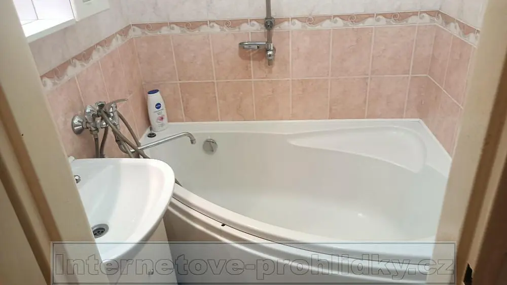 Badezimmer; fliesenboden, renovierungsbedürftig, tageslicht