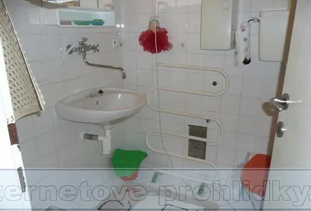 Badezimmer; fliesenboden, warmwasserbereiter