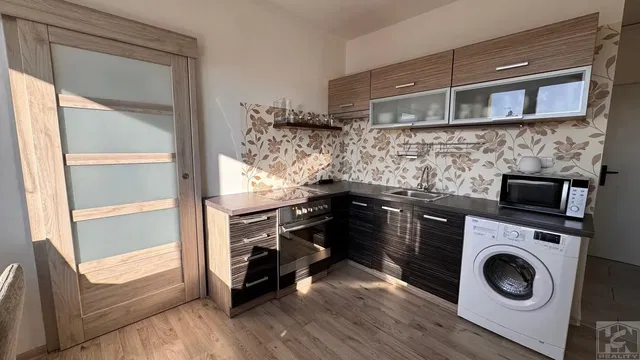 Kitchen; kitchen appliances, natural light, modern style