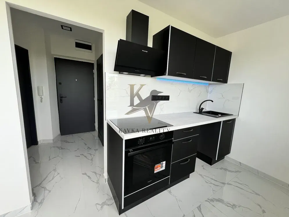 Kuchyňa; kuchynské spotrebiče, dlažba, po rekonštrukcii, prirodzené svetlo, moderný štýl