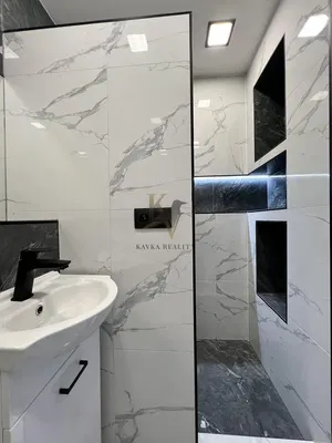 Kúpeľňa; dlažba, po rekonštrukcii, prirodzené svetlo, moderný štýl