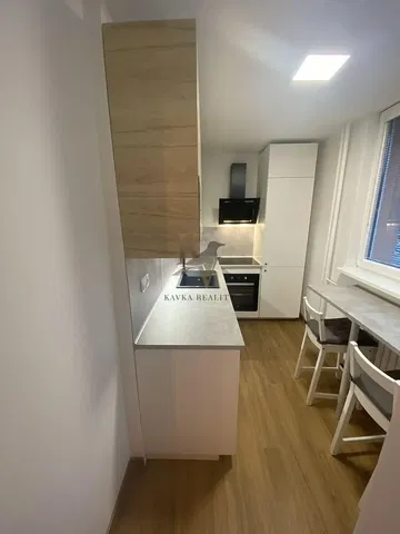 Kuchyňa; kuchynské spotrebiče, po rekonštrukcii, prirodzené svetlo