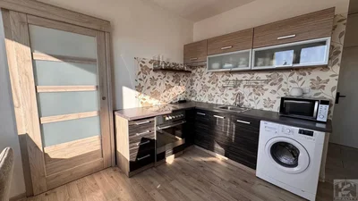 Kuchyně; kuchyňské spotřebiče, přirozené světlo, moderní styl