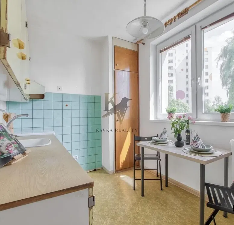 Cuisine; vue, carrelage, nécessite rénovation, lumière naturelle