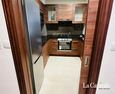 Kuchyňa; kuchynské spotrebiče, dlažba, po rekonštrukcii, prirodzené svetlo, moderný štýl