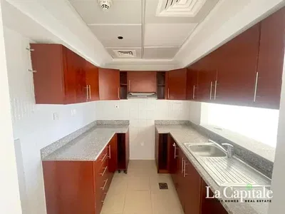 Cuisine; électroménager, carrelage, lumière naturelle