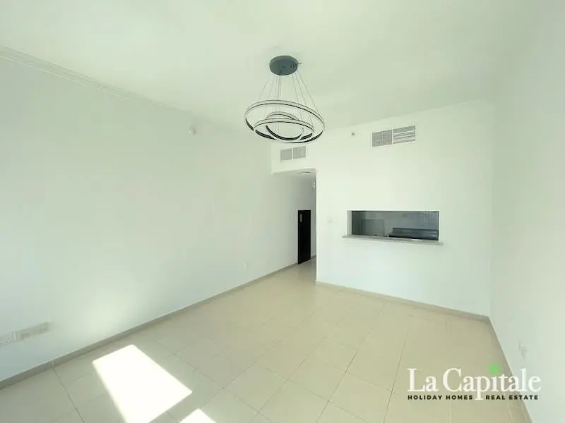 Salon; lumière naturelle, carrelage