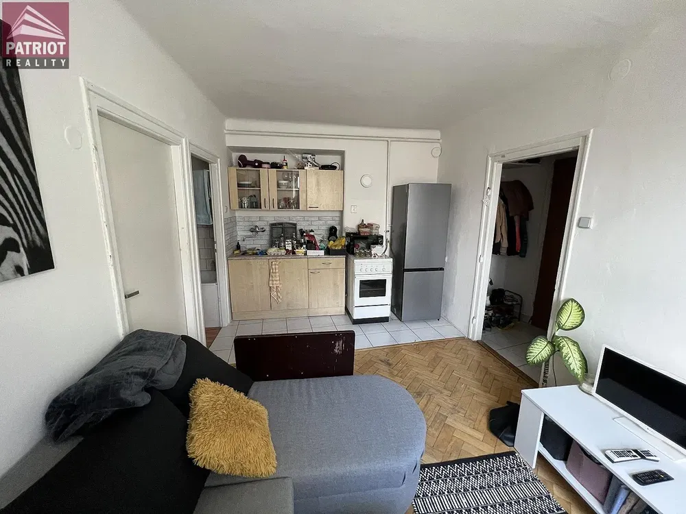 Wohnzimmer; holzboden, renovierungsbedürftig, tageslicht