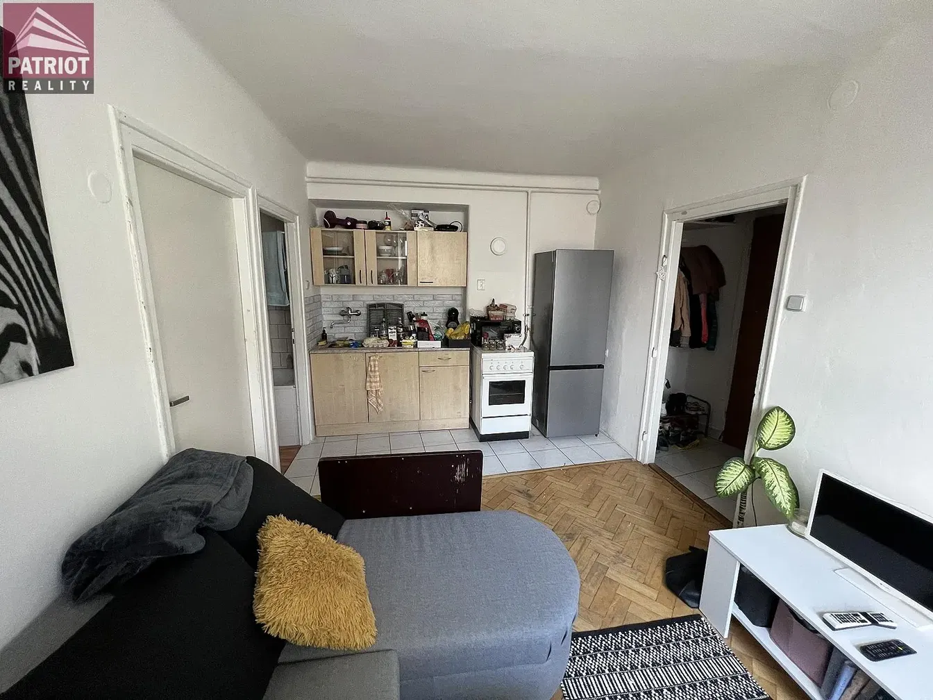 Wohnzimmer; holzboden, renovierungsbedürftig, tageslicht
