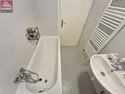 Badezimmer; fliesenboden, renoviert, tageslicht, moderner stil