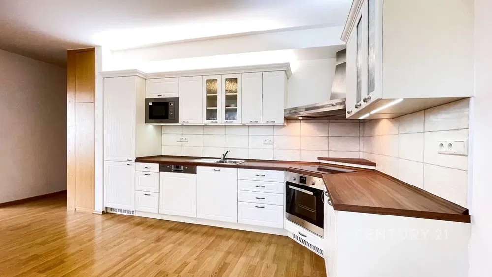 Kuchyně; kuchyňské spotřebiče, dlažba, dřevěná podlaha, po rekonstrukci, přirozené světlo