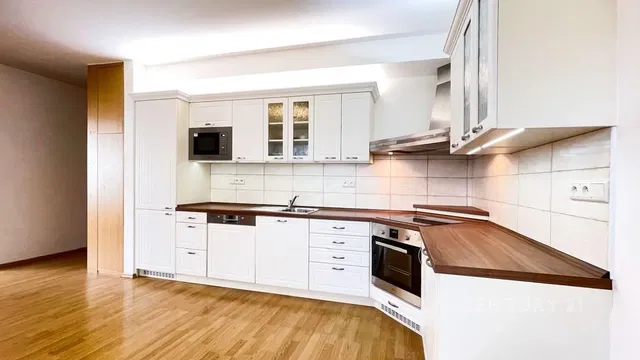 Kuchyňa; kuchynské spotrebiče, dlažba, drevená podlaha, po rekonštrukcii, prirodzené svetlo