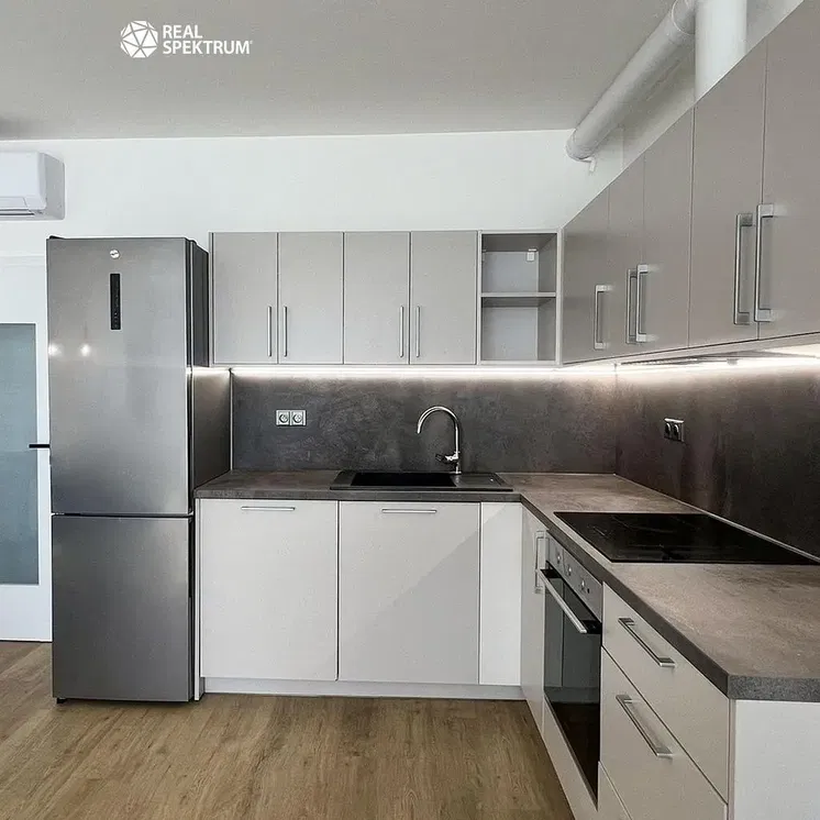 Kuchyně; kuchyňské spotřebiče, přirozené světlo, moderní styl, dřevěná podlaha, po rekonstrukci