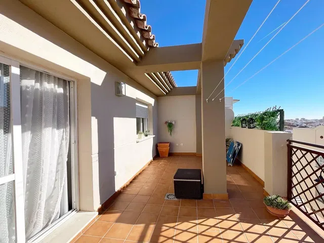 Terrazza; vista, pavimento in piastrelle, luce naturale