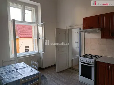 Kuchyně; kuchyňské spotřebiče, dlažba, přirozené světlo, moderní styl