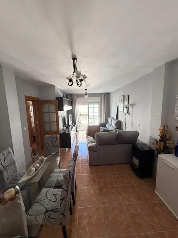 Soggiorno; pavimento in piastrelle, luce naturale