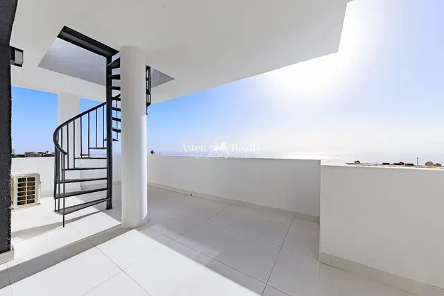 Terrazza; vista, pavimento in piastrelle