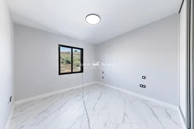 Yatak odası; fayans zemin, manzara, doğal ışık