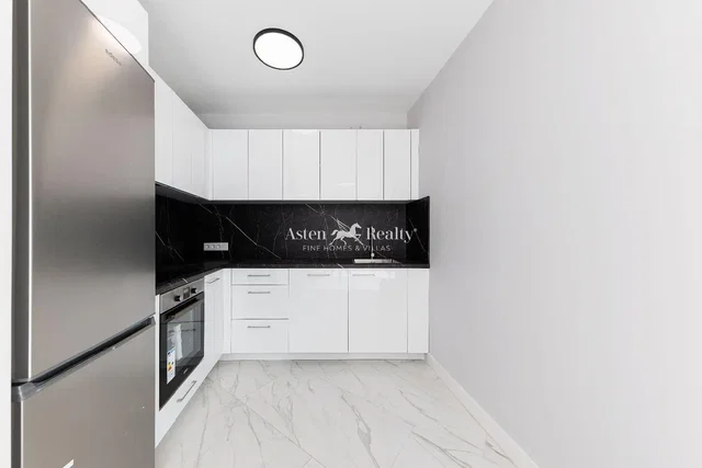 Kitchen; kitchen appliances, tile floor, renovated