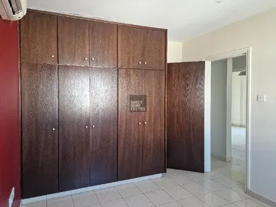 Chambre; carrelage, poutres en bois