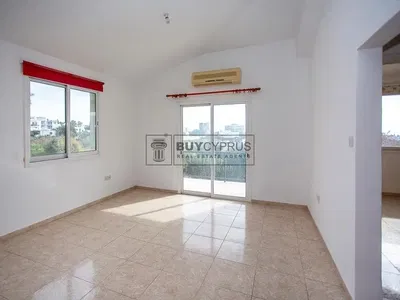 Salón; vista, suelo de baldosas, luz natural