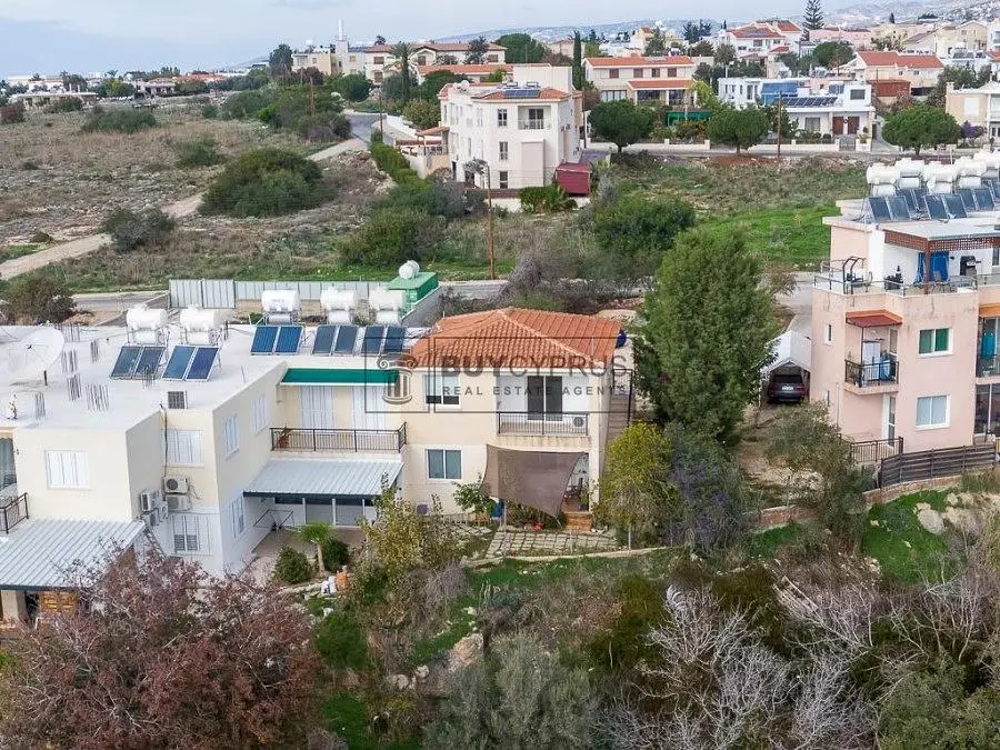 Casa y alrededores; vista
