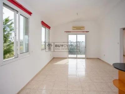 Salón; vista, suelo de baldosas, luz natural